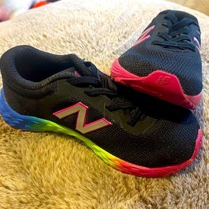 KIDS: New Balance sneakers - size 8